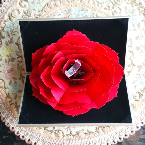 Ring box, suitable for engagement ring. - Picture 2 of 3